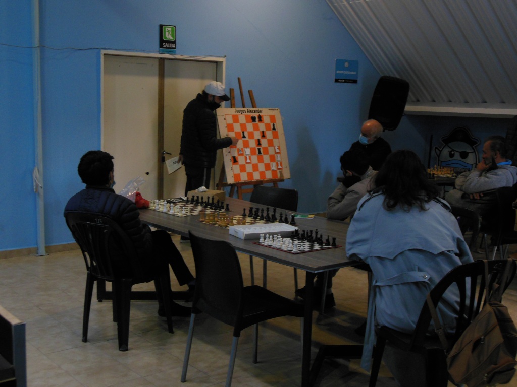 Guillermo Soppe enseñando ajedrez en el Club Atlético Belgrano